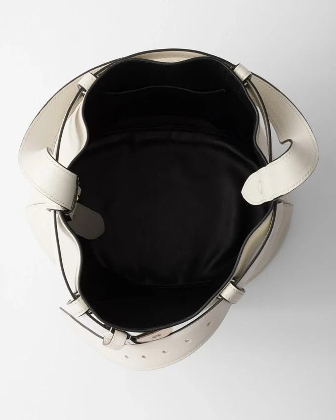 Bolso tipo cubo de cuero con hebilla y cinturón de Prada Bolso tipo cubo de cuero con hebilla y cinturón de Prada