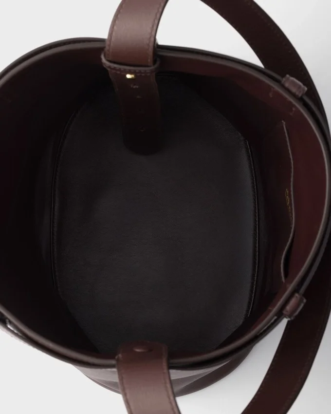 Bolso tipo cubo de cuero con hebilla y cinturón de Prada Bolso tipo cubo de cuero con hebilla y cinturón de Prada