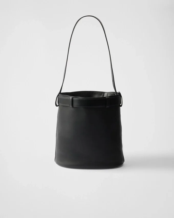 Bolso tipo cubo de cuero con hebilla y cinturón de Prada Bolso tipo cubo de cuero con hebilla y cinturón de Prada