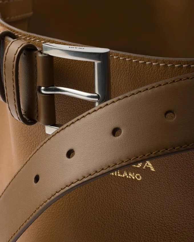 Bolso tipo cubo de cuero con hebilla y cinturón de Prada Bolso tipo cubo de cuero con hebilla y cinturón de Prada