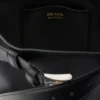 Bolso tipo cubo de cuero con hebilla y cinturón de Prada Bolso tipo cubo de cuero con hebilla y cinturón de Prada