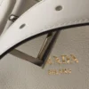 Bolso tipo cubo de cuero con hebilla y cinturón de Prada Bolso tipo cubo de cuero con hebilla y cinturón de Prada