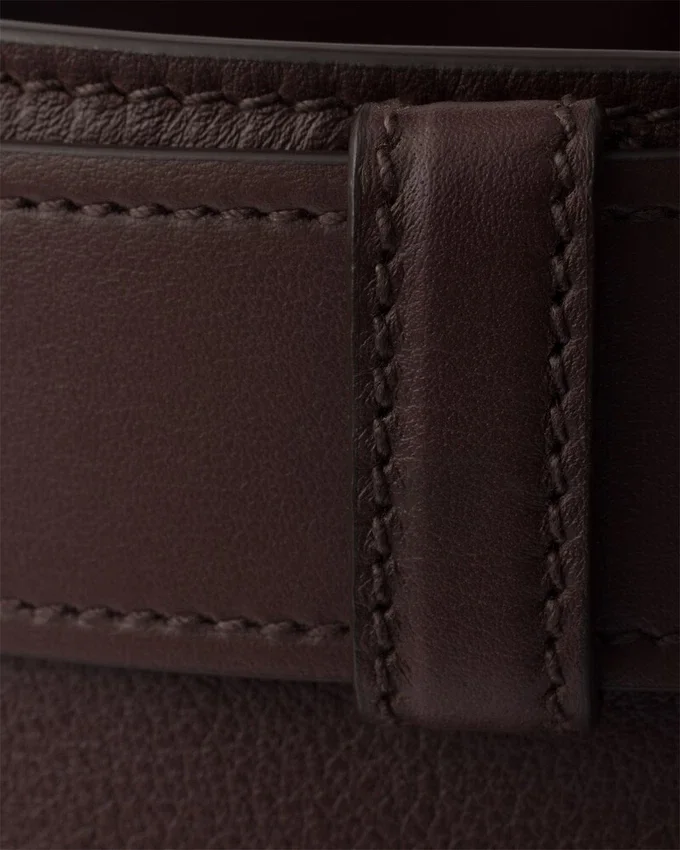 Bolso tipo cubo de cuero con hebilla y cinturón de Prada Bolso tipo cubo de cuero con hebilla y cinturón de Prada