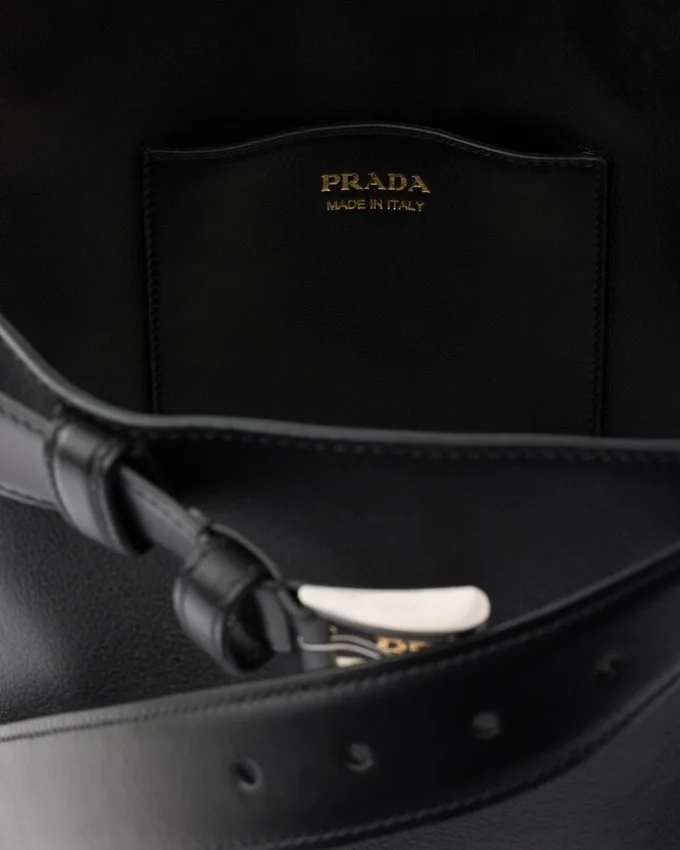 Bolso tipo cubo de cuero con hebilla y cinturón de Prada Bolso tipo cubo de cuero con hebilla y cinturón de Prada