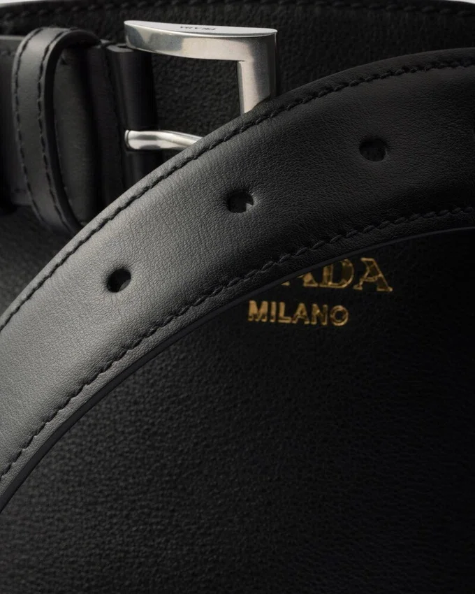Bolso tipo cubo de cuero con hebilla y cinturón de Prada Bolso tipo cubo de cuero con hebilla y cinturón de Prada