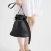 Bolso tipo cubo de cuero con hebilla y cinturón de Prada Bolso tipo cubo de cuero con hebilla y cinturón de Prada