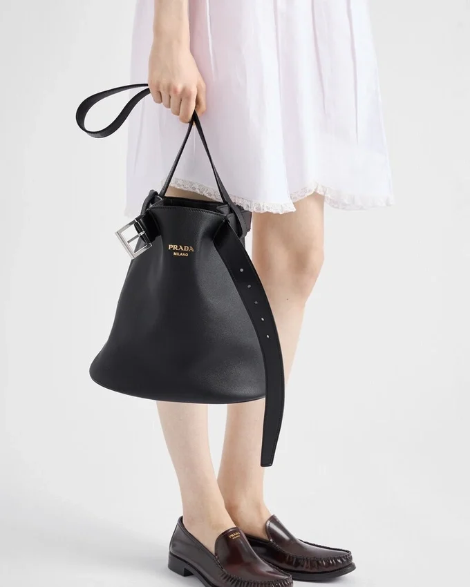 Bolso tipo cubo de cuero con hebilla y cinturón de Prada Bolso tipo cubo de cuero con hebilla y cinturón de Prada