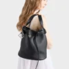 Bolso tipo cubo de cuero con hebilla y cinturón de Prada Bolso tipo cubo de cuero con hebilla y cinturón de Prada