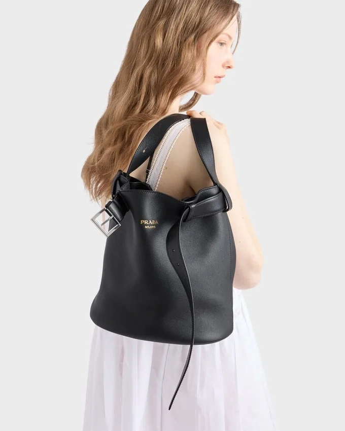 Bolso tipo cubo de cuero con hebilla y cinturón de Prada Bolso tipo cubo de cuero con hebilla y cinturón de Prada
