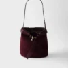 Bolso tipo cubo de gamuza con cinturón y hebilla de Prada Bolso tipo cubo de gamuza con cinturón y hebilla de Prada