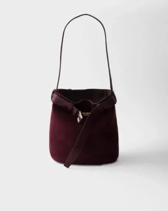 Bolso tipo cubo de gamuza con cinturón y hebilla de Prada
