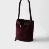 Bolso tipo cubo de gamuza con cinturón y hebilla de Prada Bolso tipo cubo de gamuza con cinturón y hebilla de Prada