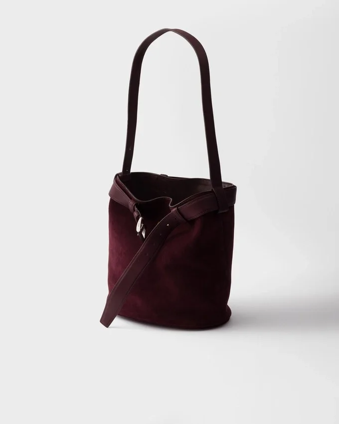 Bolso tipo cubo de gamuza con cinturón y hebilla de Prada Bolso tipo cubo de gamuza con cinturón y hebilla de Prada