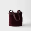Bolso tipo cubo de gamuza con cinturón y hebilla de Prada Bolso tipo cubo de gamuza con cinturón y hebilla de Prada