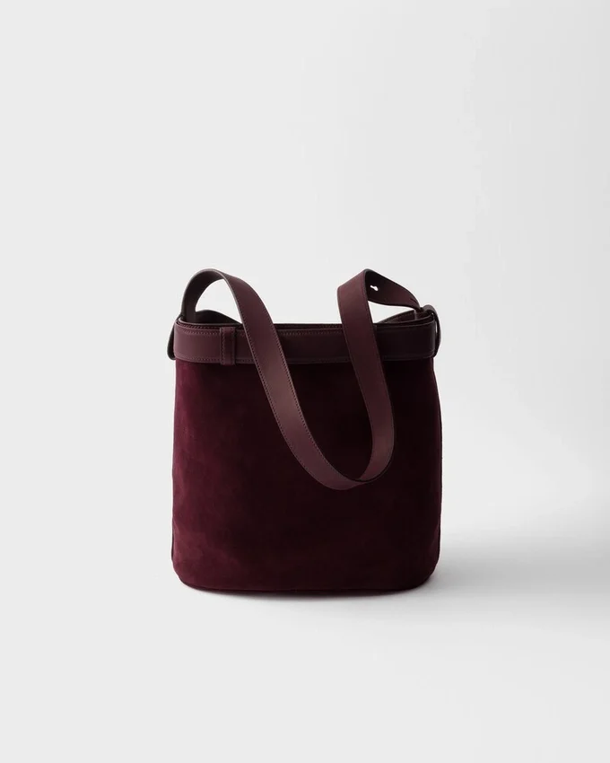 Bolso tipo cubo de gamuza con cinturón y hebilla de Prada Bolso tipo cubo de gamuza con cinturón y hebilla de Prada