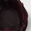 Bolso tipo cubo de gamuza con cinturón y hebilla de Prada Bolso tipo cubo de gamuza con cinturón y hebilla de Prada
