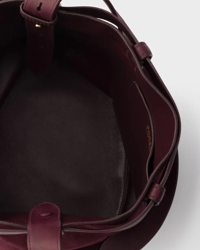 Bolso tipo cubo de gamuza con cinturón y hebilla de Prada Bolso tipo cubo de gamuza con cinturón y hebilla de Prada