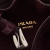 Bolso tipo cubo de gamuza con cinturón y hebilla de Prada Bolso tipo cubo de gamuza con cinturón y hebilla de Prada