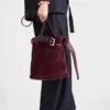 Bolso tipo cubo de gamuza con cinturón y hebilla de Prada Bolso tipo cubo de gamuza con cinturón y hebilla de Prada
