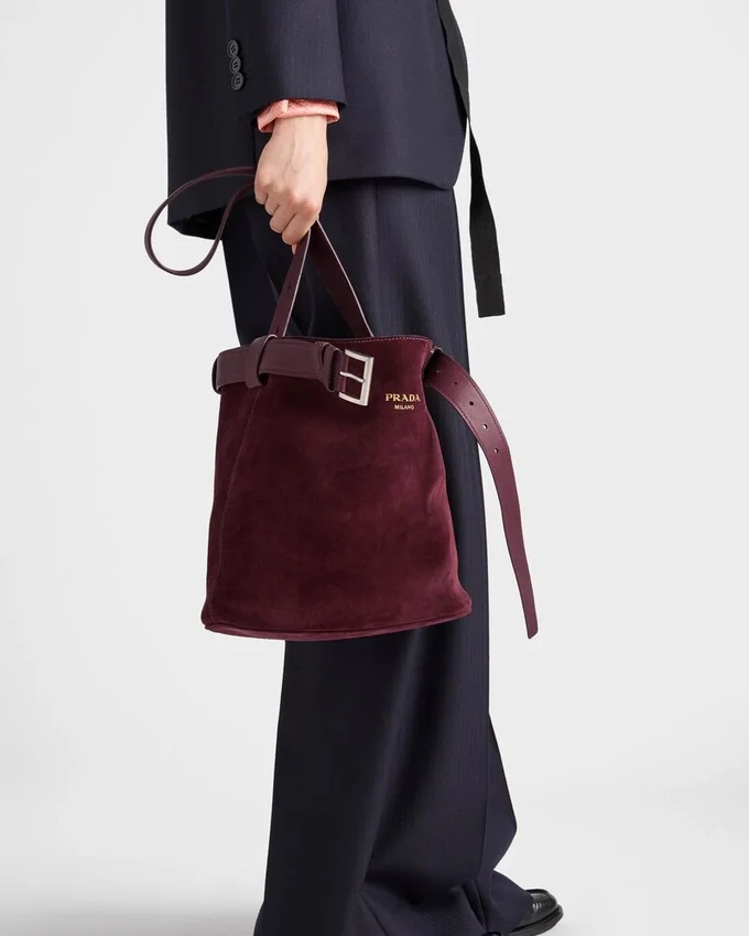Bolso tipo cubo de gamuza con cinturón y hebilla de Prada Bolso tipo cubo de gamuza con cinturón y hebilla de Prada