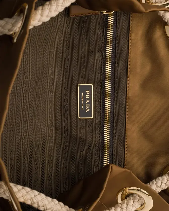 Bolso tipo cubo grande Prada Mariner de Re-Nylon Bolso tipo cubo grande Prada Mariner de Re-Nylon