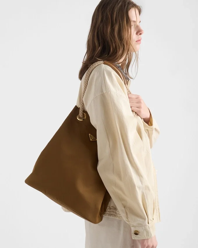 Bolso tipo cubo grande Prada Mariner de Re-Nylon Bolso tipo cubo grande Prada Mariner de Re-Nylon