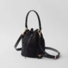 Bolso tipo cubo mini de ganchillo y cuero Bolso tipo cubo mini de ganchillo y cuero