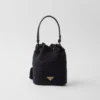 Bolso tipo cubo mini de ganchillo y cuero Bolso tipo cubo mini de ganchillo y cuero