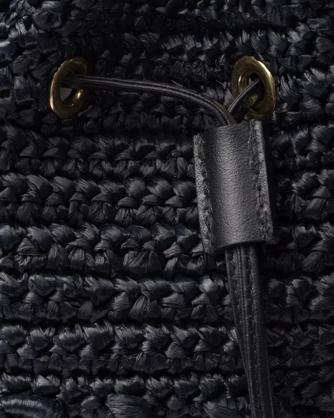 Bolso tipo cubo mini de ganchillo y cuero Bolso tipo cubo mini de ganchillo y cuero
