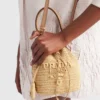 Bolso tipo cubo mini de ganchillo y cuero Bolso tipo cubo mini de ganchillo y cuero