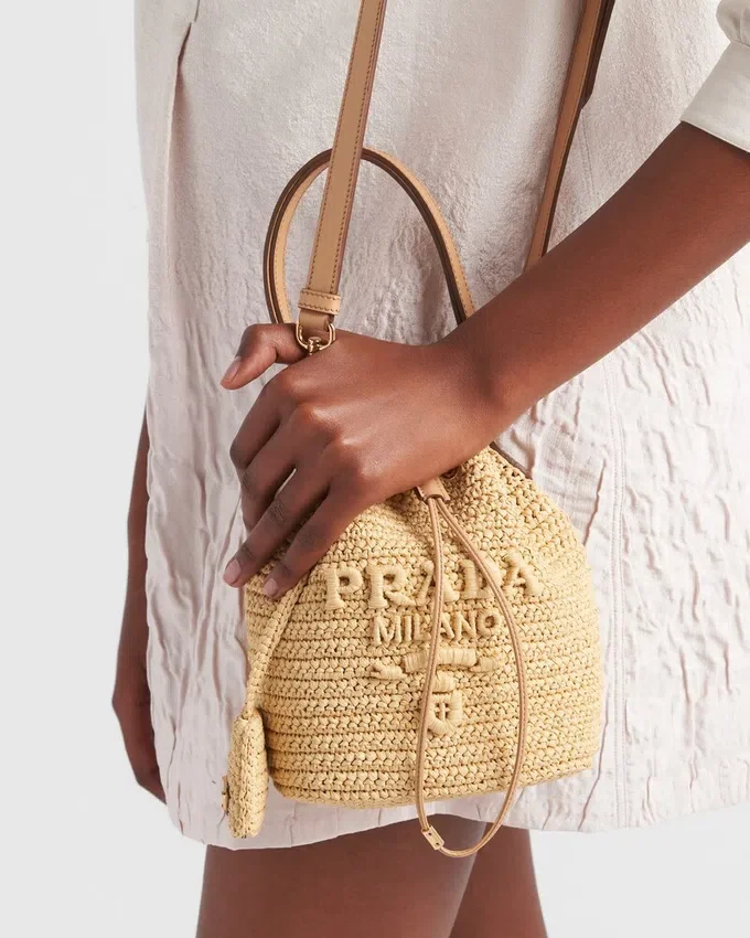 Bolso tipo cubo mini de ganchillo y cuero Bolso tipo cubo mini de ganchillo y cuero