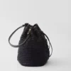 Bolso tipo cubo mini de ganchillo y cuero Bolso tipo cubo mini de ganchillo y cuero