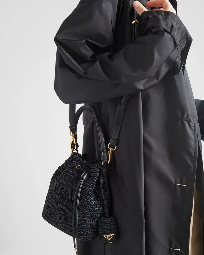Bolso tipo cubo mini de ganchillo y cuero Bolso tipo cubo mini de ganchillo y cuero