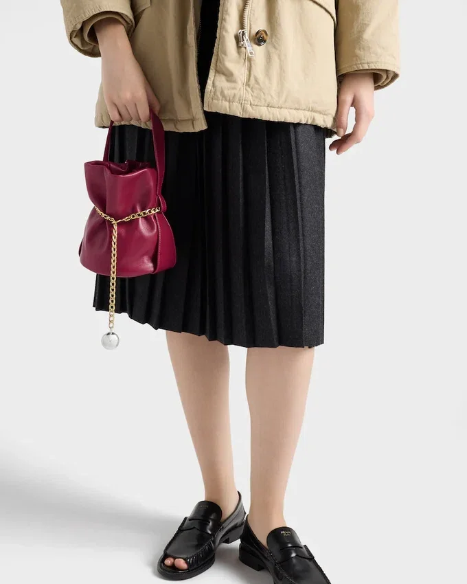 Bolso tipo cubo Prada Petit Sac Noir Mini de piel napa Bolso tipo cubo Prada Petit Sac Noir Mini de piel napa