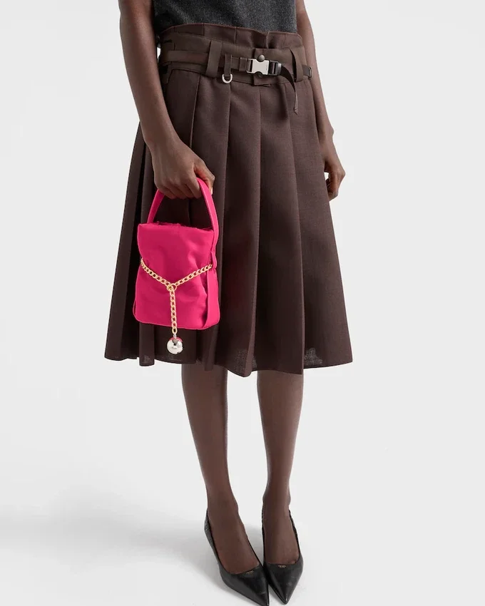 Bolso tipo cubo Prada Petit Sac Noir Mini de Re-Nylon y piel napa Bolso tipo cubo Prada Petit Sac Noir Mini de Re-Nylon y piel napa