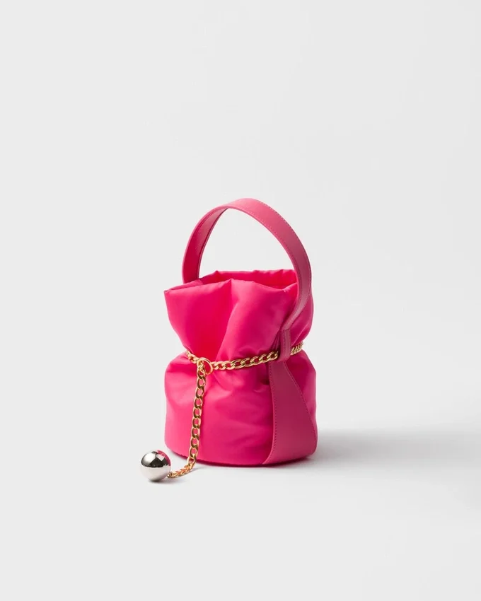 Bolso tipo cubo Prada Petit Sac Noir Mini de Re-Nylon y piel napa Bolso tipo cubo Prada Petit Sac Noir Mini de Re-Nylon y piel napa