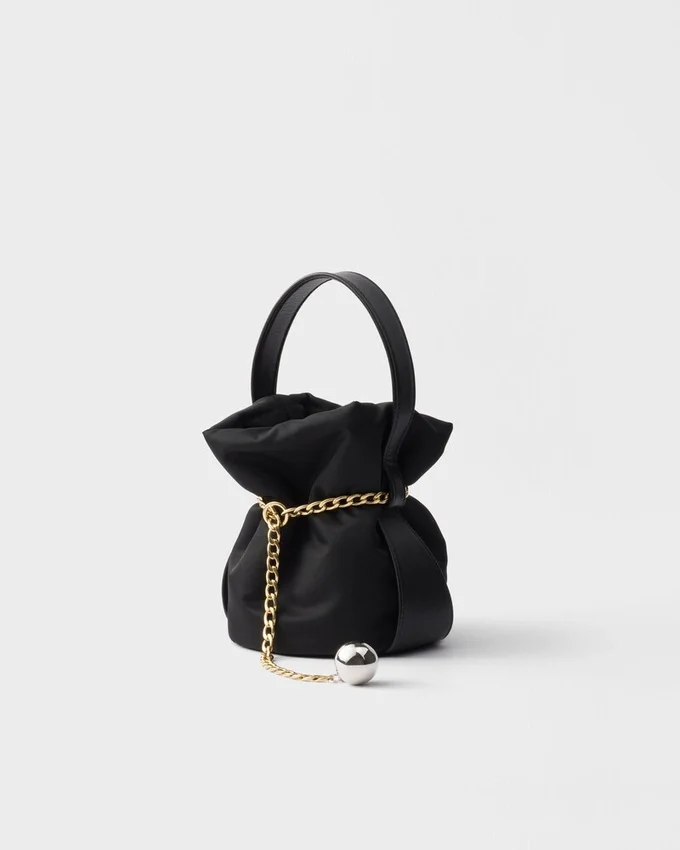 Bolso tipo cubo Prada Petit Sac Noir Mini de Re-Nylon y piel napa Bolso tipo cubo Prada Petit Sac Noir Mini de Re-Nylon y piel napa