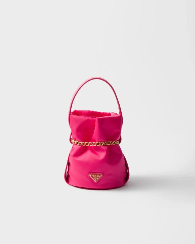 Bolso tipo cubo Prada Petit Sac Noir Mini de Re-Nylon y piel napa Bolso tipo cubo Prada Petit Sac Noir Mini de Re-Nylon y piel napa