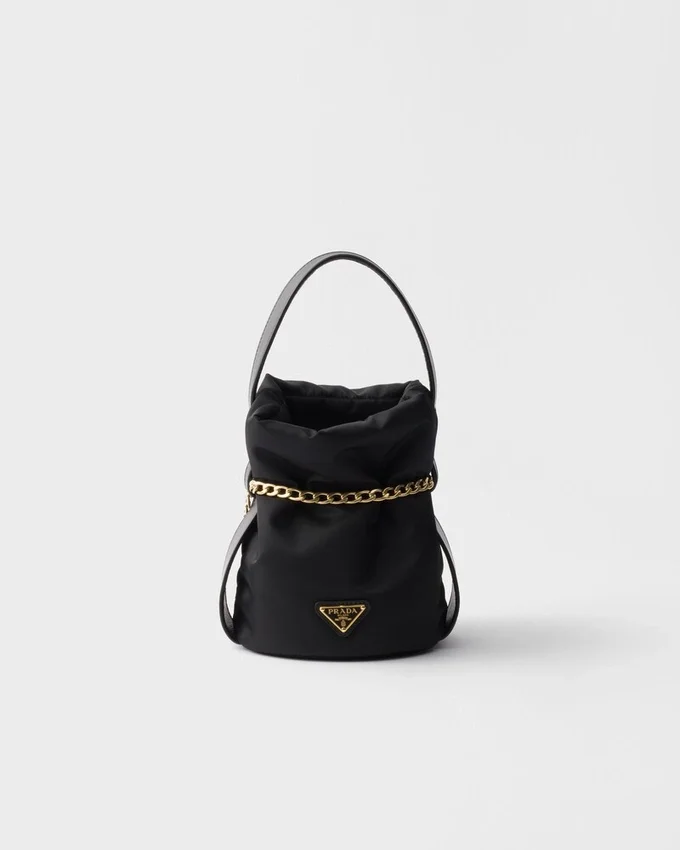 Bolso tipo cubo Prada Petit Sac Noir Mini de Re-Nylon y piel napa Bolso tipo cubo Prada Petit Sac Noir Mini de Re-Nylon y piel napa