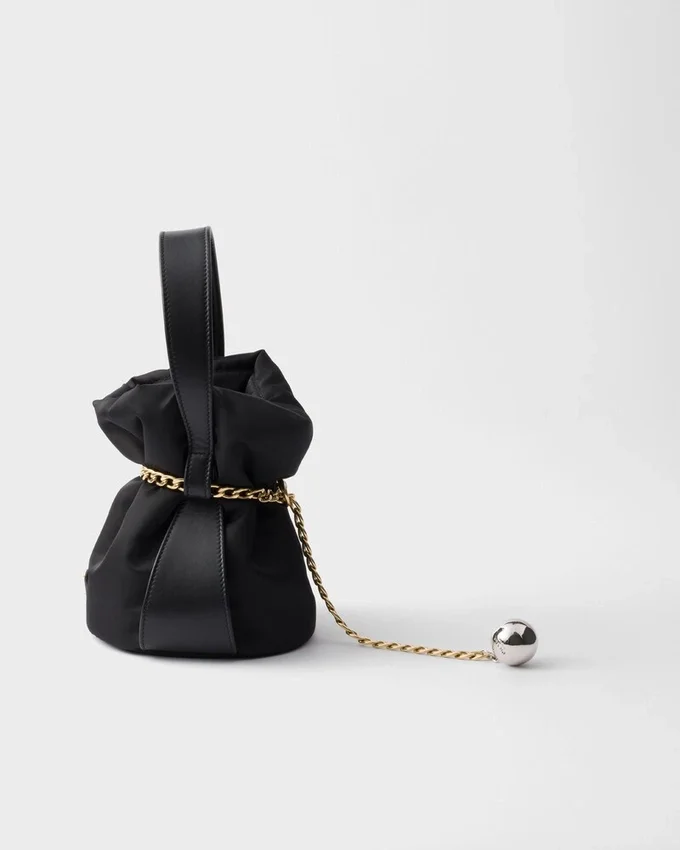 Bolso tipo cubo Prada Petit Sac Noir Mini de Re-Nylon y piel napa Bolso tipo cubo Prada Petit Sac Noir Mini de Re-Nylon y piel napa