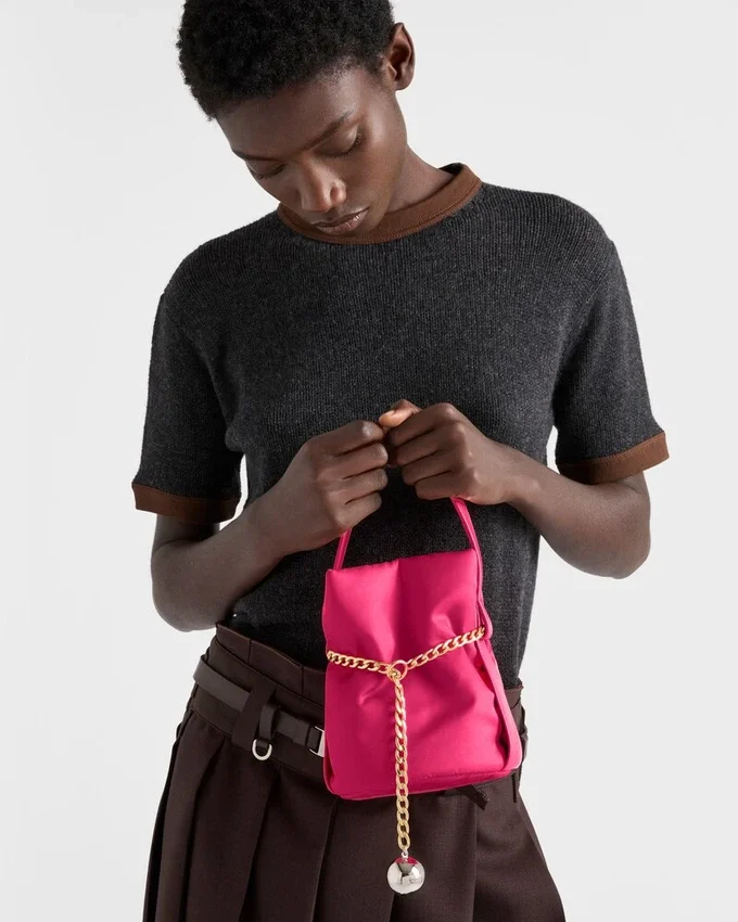 Bolso tipo cubo Prada Petit Sac Noir Mini de Re-Nylon y piel napa Bolso tipo cubo Prada Petit Sac Noir Mini de Re-Nylon y piel napa