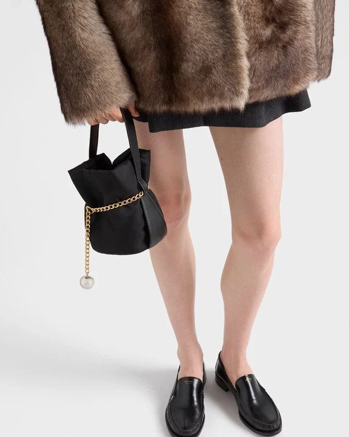 Bolso tipo cubo Prada Petit Sac Noir Mini de Re-Nylon y piel napa Bolso tipo cubo Prada Petit Sac Noir Mini de Re-Nylon y piel napa
