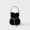 Bolso tipo cubo Prada Petit Sac Noir Mini de terciopelo y piel napa Bolso tipo cubo Prada Petit Sac Noir Mini de terciopelo y piel napa