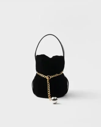 Bolso tipo cubo Prada Petit Sac Noir Mini de terciopelo y piel napa