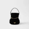 Bolso tipo cubo Prada Petit Sac Noir Mini de terciopelo y piel napa Bolso tipo cubo Prada Petit Sac Noir Mini de terciopelo y piel napa