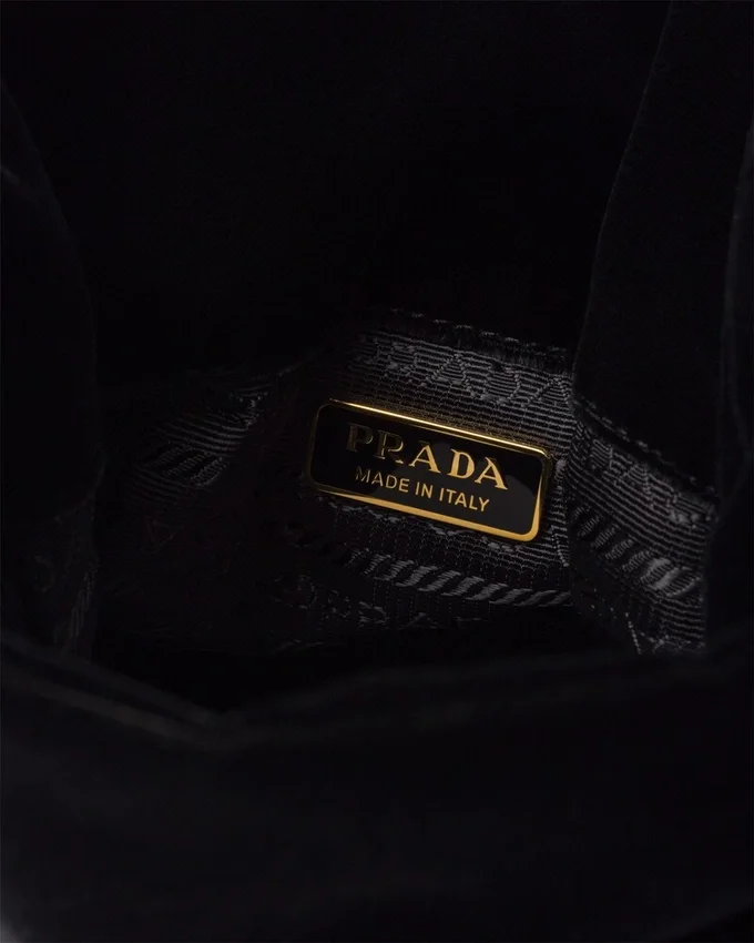 Bolso tipo cubo Prada Petit Sac Noir Mini de terciopelo y piel napa Bolso tipo cubo Prada Petit Sac Noir Mini de terciopelo y piel napa