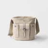 Bolso tipo cubo Prada Route Mini de lona y cuero Bolso tipo cubo Prada Route Mini de lona y cuero