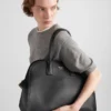 Bolso tote grande de cuero con hebillas Bolso tote grande de cuero con hebillas