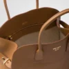 Bolso tote grande de cuero con hebillas Bolso tote grande de cuero con hebillas