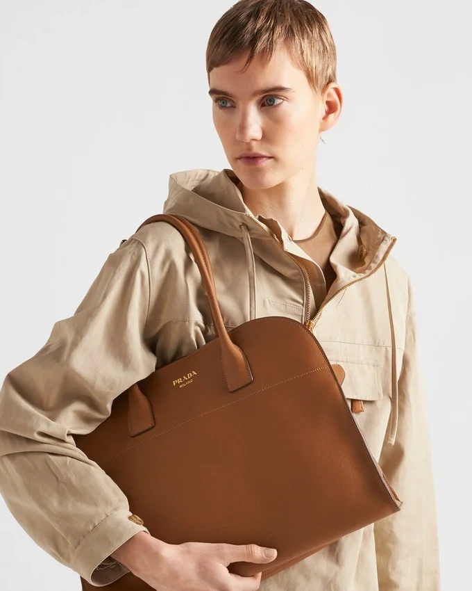 Bolso tote grande de cuero con hebillas Bolso tote grande de cuero con hebillas